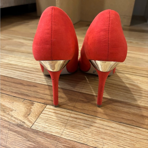 Red High Heels with gold finish on heel size 10 - Picture 3 of 4